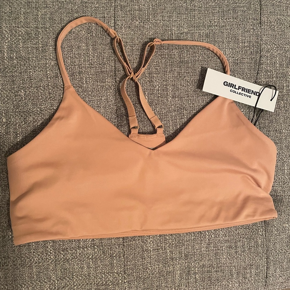 Size M NWT Girlfriend Collective V neck bralette